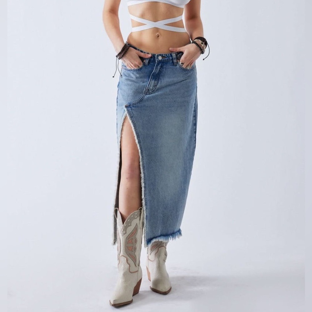 Signature 8 | Distressed High Front & Back Slit Denim Skirt In Med Wash 🩷